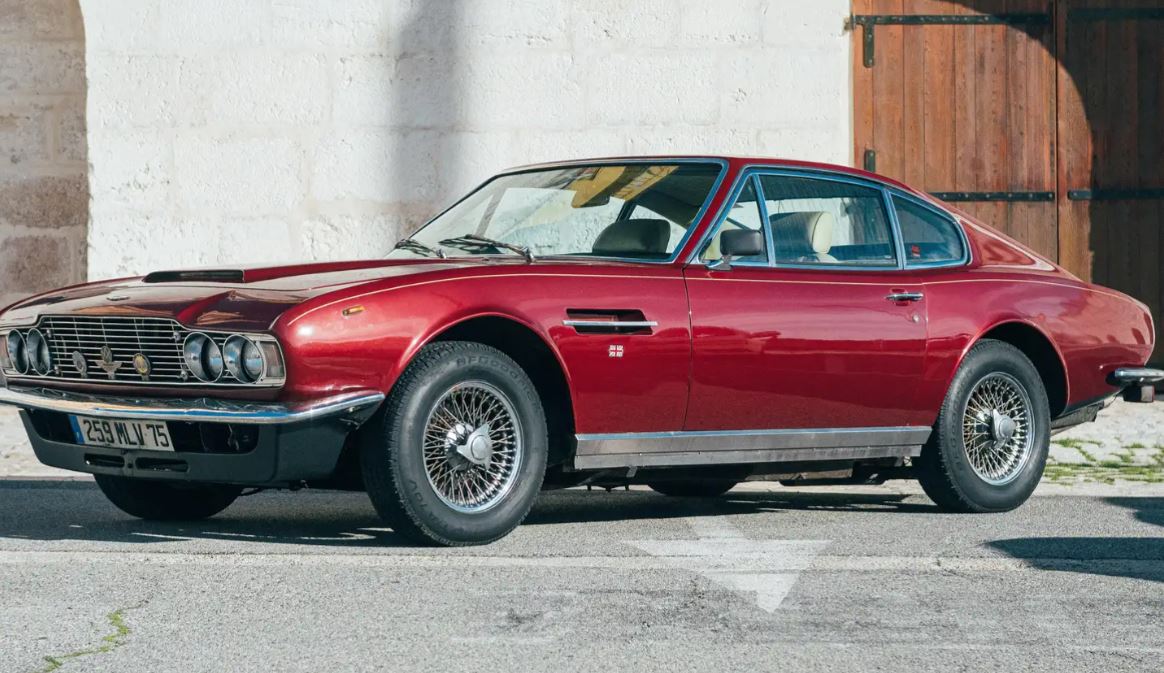 Aston Martin DBS 1971 retrouvée après une longue immobilisation dans cette sortie de grange