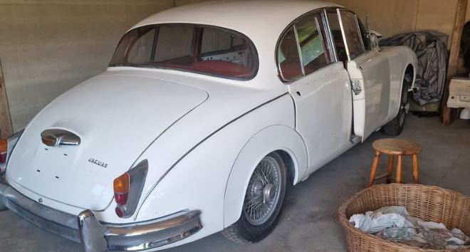 Jaguar MK2 2.4 litres de 1960 conservée à l'abri avant sa redécouverte