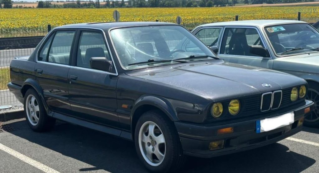 BMW 325 iX E30 de 1988 retrouvée en très bel état dans cette sortie de grange