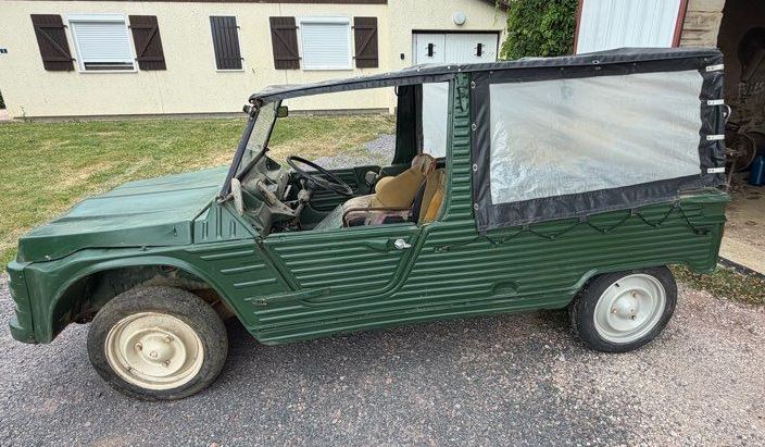Citroën Méhari de 1978 découverte dans une sortie de grange avec sa capote d'origine