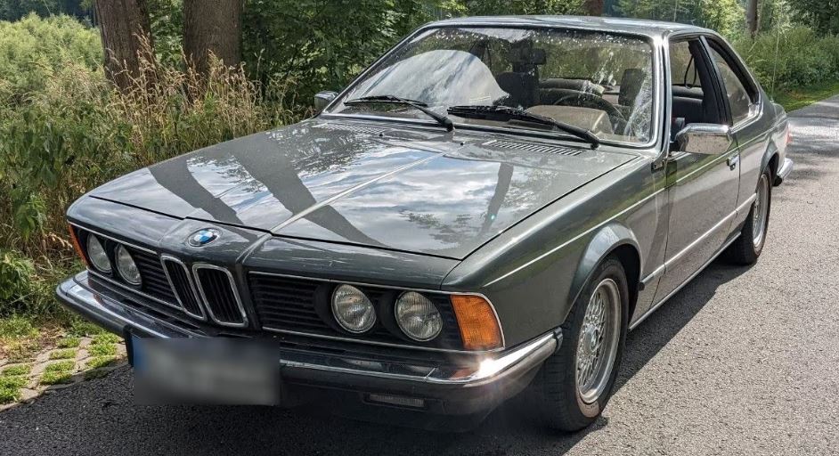 BMW 628 CSi de 1984 découverte lors d'une sortie de grange après plusieurs années d'arrêt