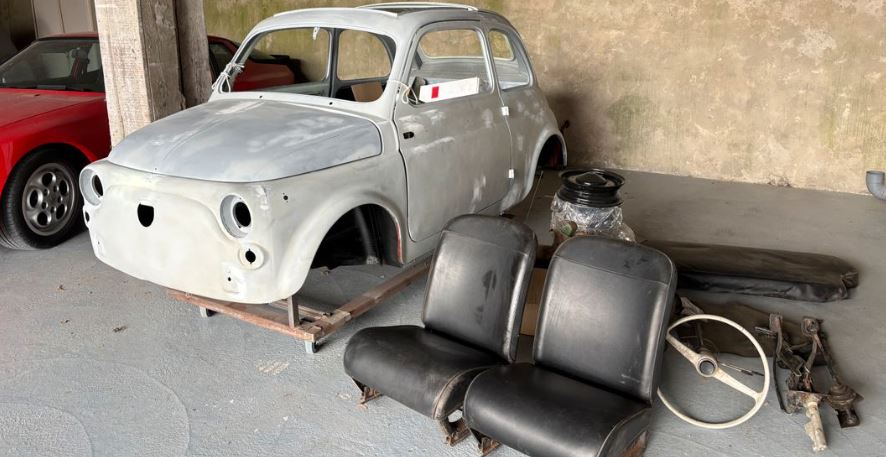 Fiat 500 Type D de 1962 en cours de restauration après une sortie de grange