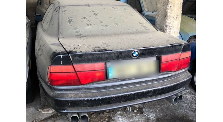 BMW 850i de 1991 recouverte de poussière après plusieurs années d'immobilisation