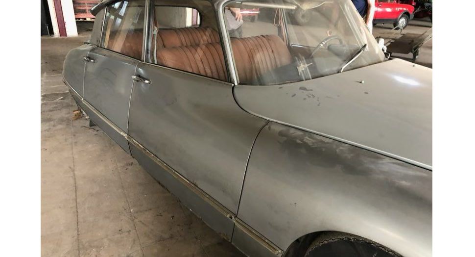 Citroën DS21 Pallas de 1970 retrouvée lors d'une sortie de grange en bon état d'origine