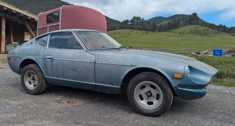 Datsun 260Z de 1974 retrouvée lors d'une sortie de grange après plusieurs années d'immobilisation