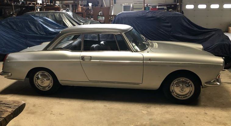 Peugeot 404 Coupé 1967 conservé dans un garage avant sa remise en état