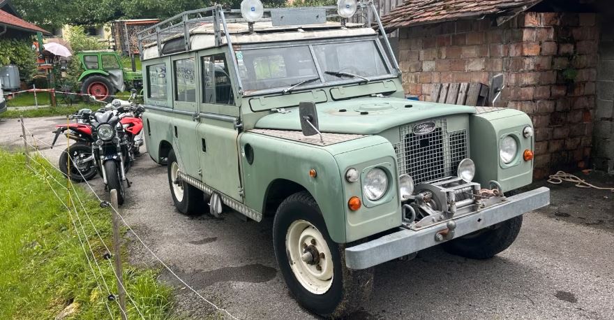 Land Rover Series II SW de 1970 équipé pour l'expédition retrouvé dans une sortie de grange