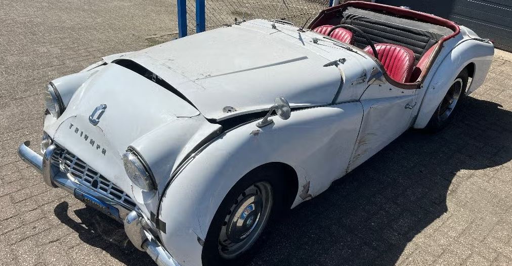 Triumph TR3 de 1962 découvrable nécessitant une importante restauration