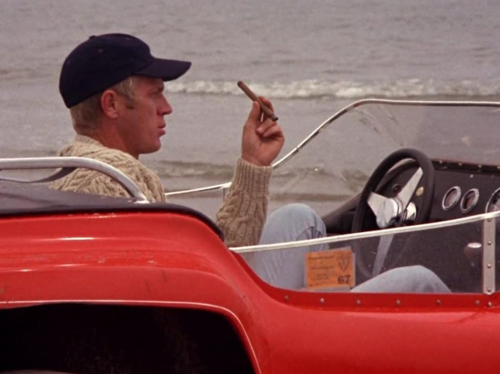Steve McQueen au volant d'un buggy, cigare à la main