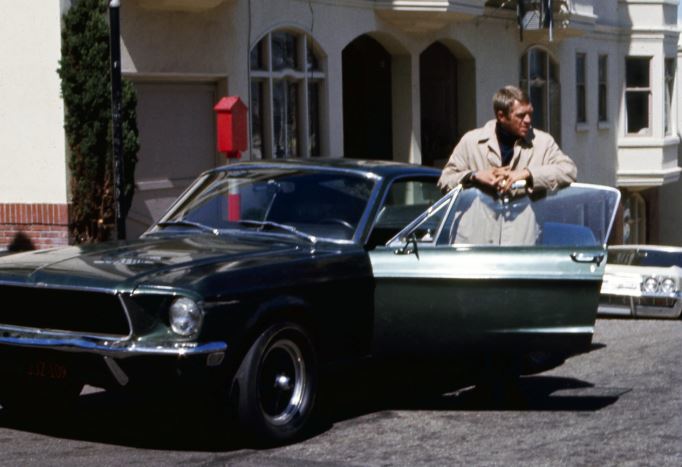 Steve McQueen devant la Ford Mustang GT Fastback du film Bullitt