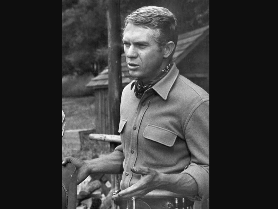 Steve McQueen sur le tournage de la série Au nom de la loi (Wanted: Dead or Alive)