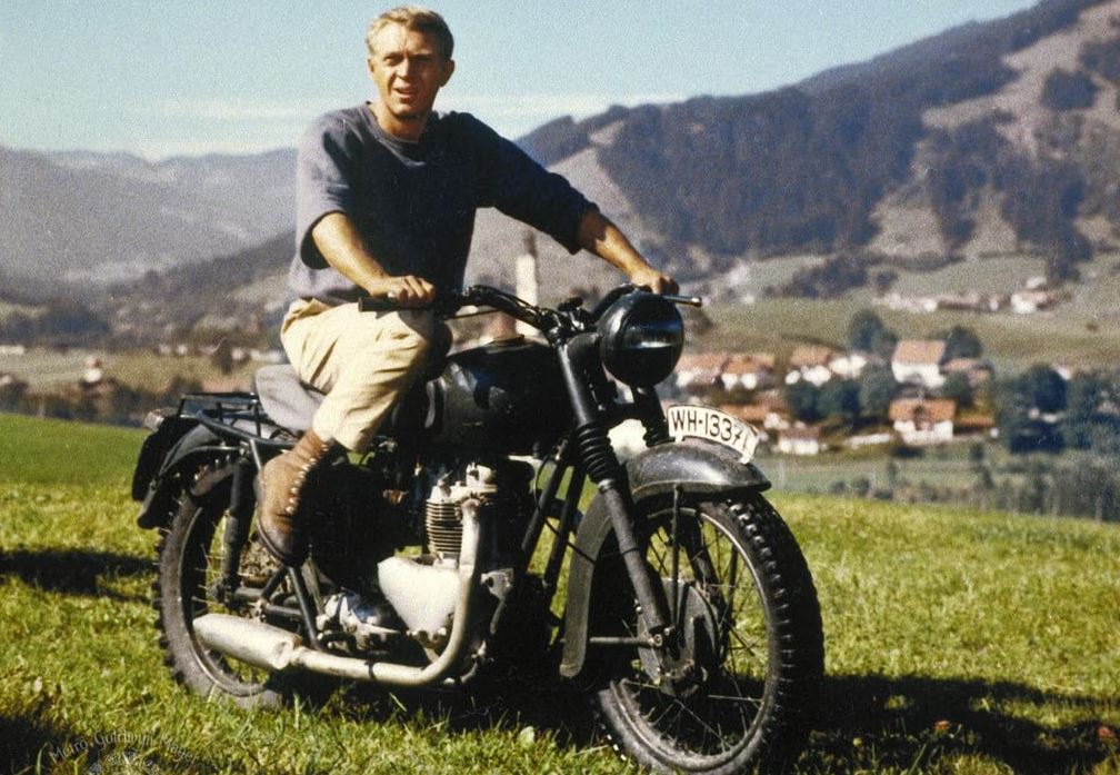 Steve McQueen au guidon d'une moto Triumph dans la grande évasion