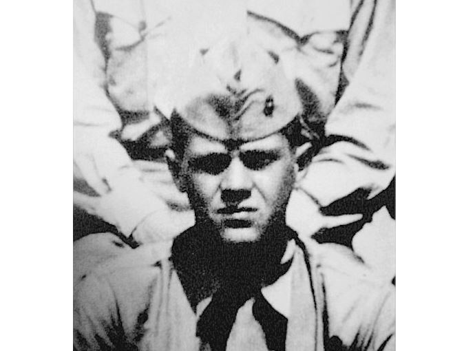 Jeune Steve McQueen pendant son service dans les Marines américains