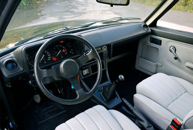 Habitacle de la Talbot Sunbeam Lotus avec tableau de bord et boîte manuelle