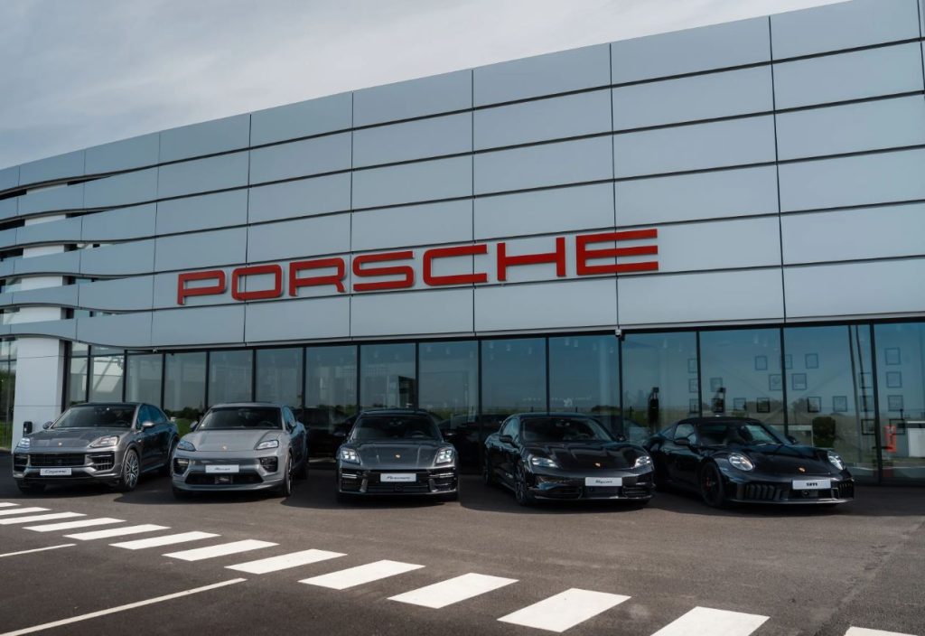 Centre Porsche illustrant les services connectés proposés sur les voitures modernes