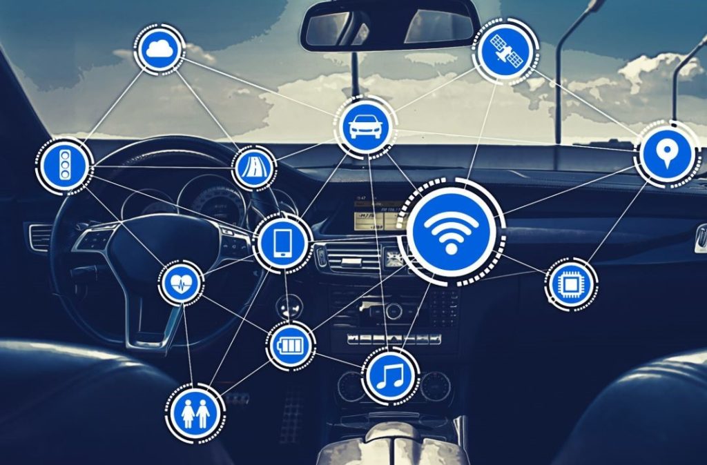 Fonctionnalités connectées d'une voiture moderne utilisant le Wi-Fi, le GPS et les services numériques