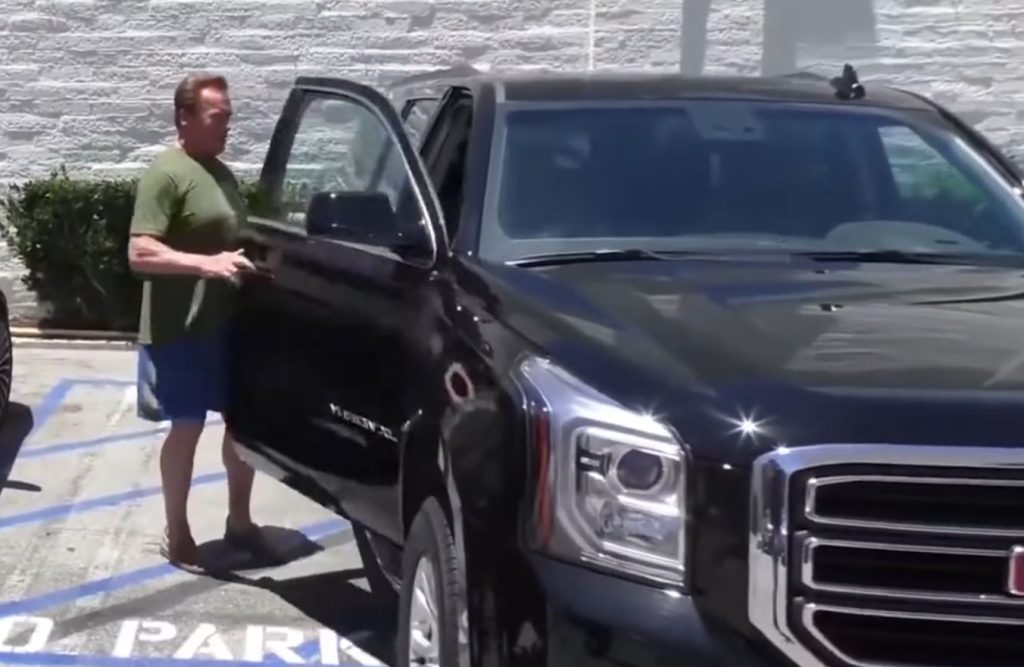 Arnold Schwarzenegger montant dans son GMC Yukon XL utilisé au quotidien