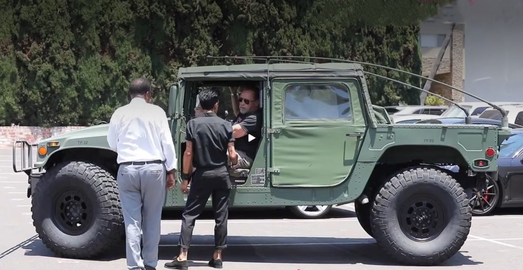 Arnold Schwarzenegger au volant de son Hummer H1, le 4x4 emblématique de sa collection