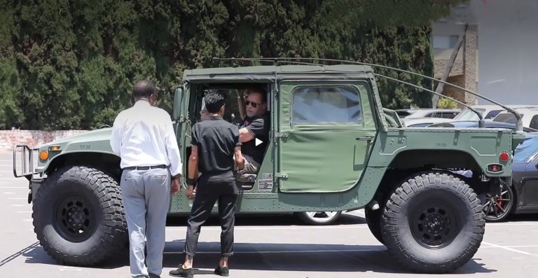 Arnold Schwarzenegger au volant de son Hummer H1, le 4x4 emblématique de sa collection