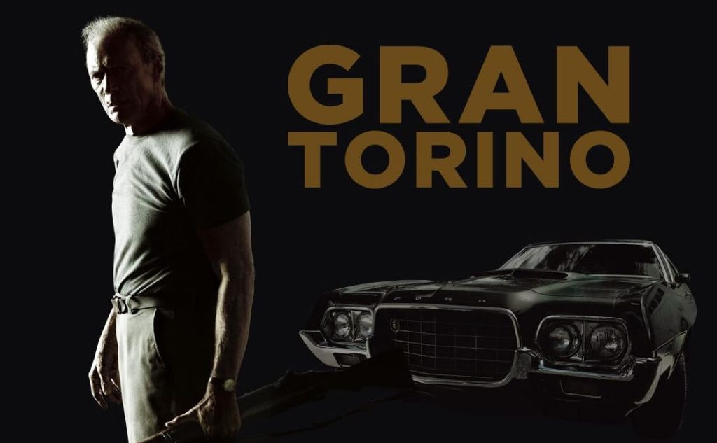 Clint Eastwood devant la Ford Gran Torino du film Gran Torino