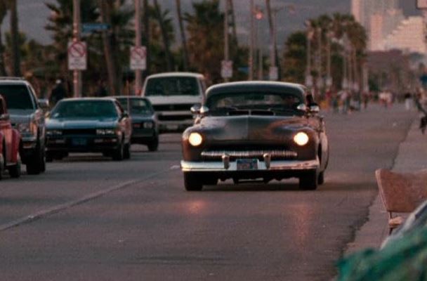 La Mercury de 1950 des voitures de Cobra circulant dans les rues de Los Angeles