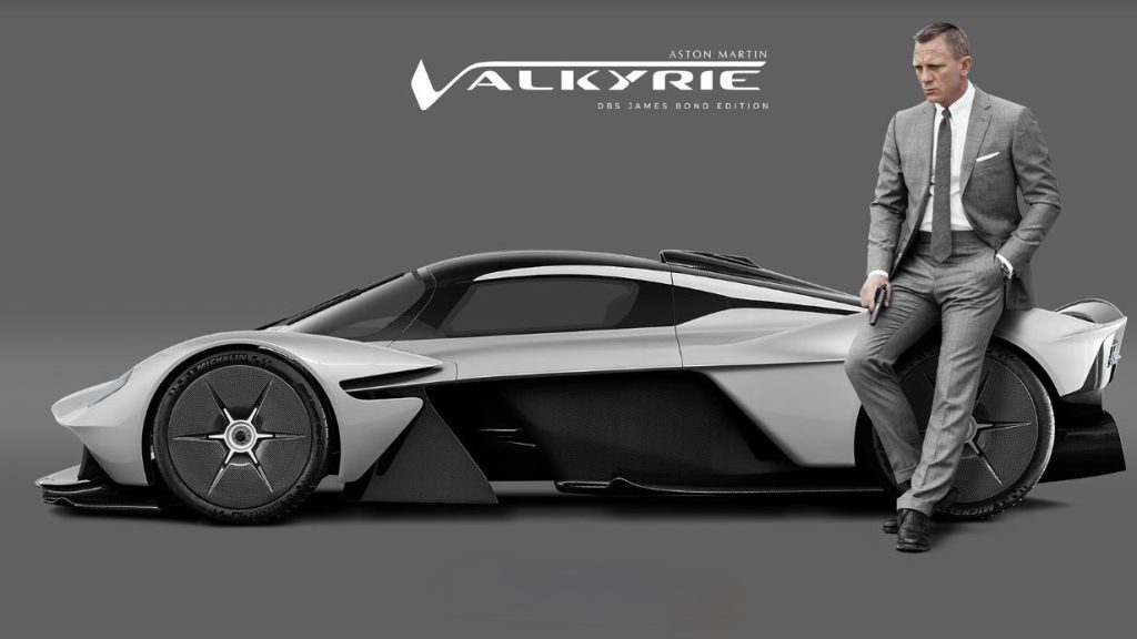 Daniel Craig et l'Aston Martin Valkyrie lors d'une présentation officielle Aston Martin