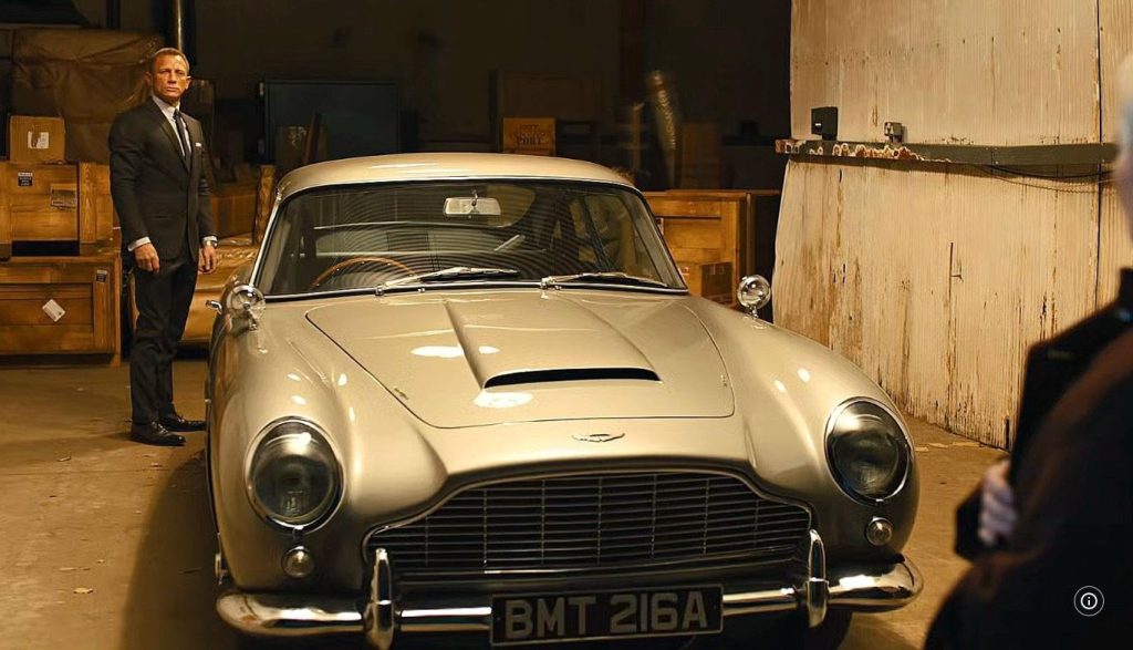 Daniel Craig devant l'Aston Martin DB5 utilisée dans Skyfall
