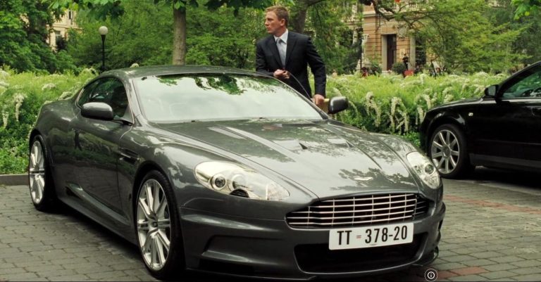 Daniel Craig aux côtés de l'Aston Martin DBS dans Casino Royale