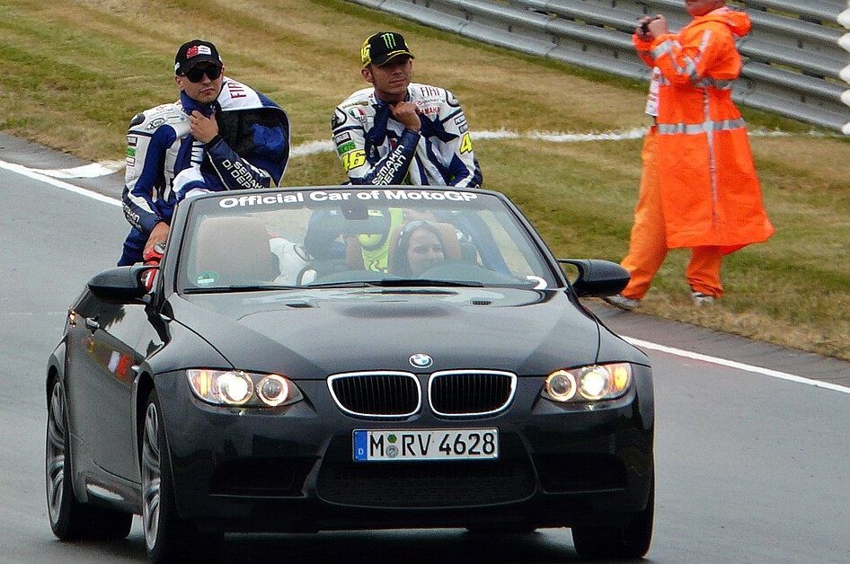 Valentino Rossi à bord de la BMW M3 Cabriolet utilisée comme voiture officielle du MotoGP
