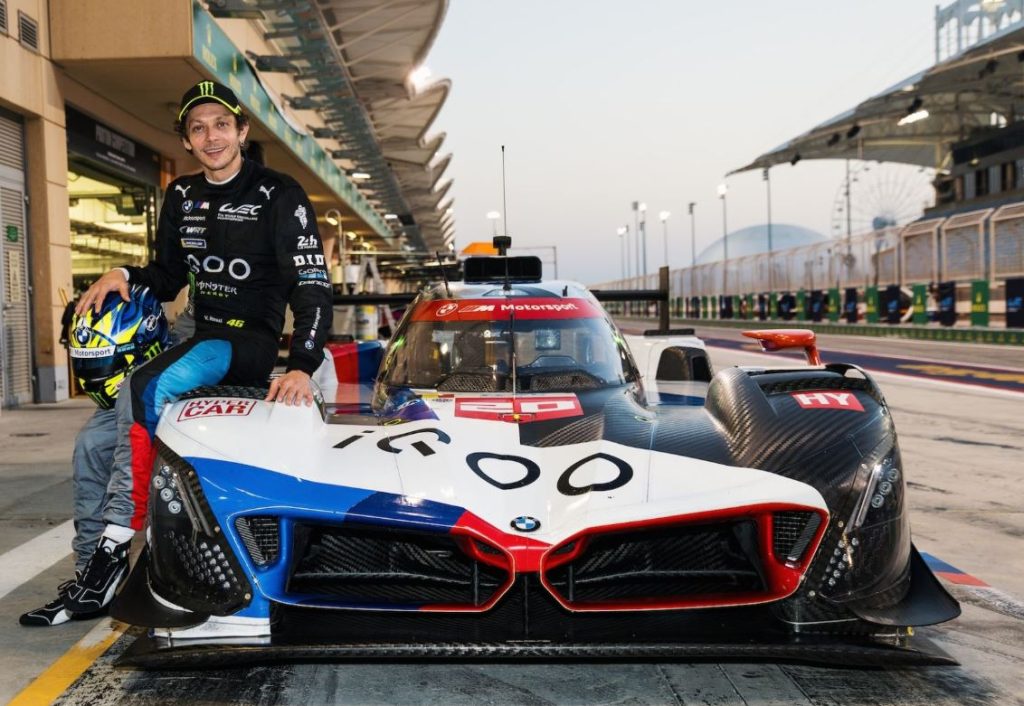 Valentino Rossi aux côtés de la BMW M Hybrid V8 lors d'un test d'endurance