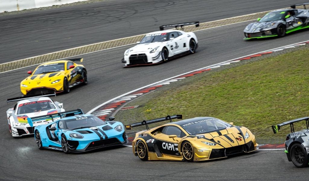 Voitures de compétition  du film Gran Turismo lors d'une course sur circuit