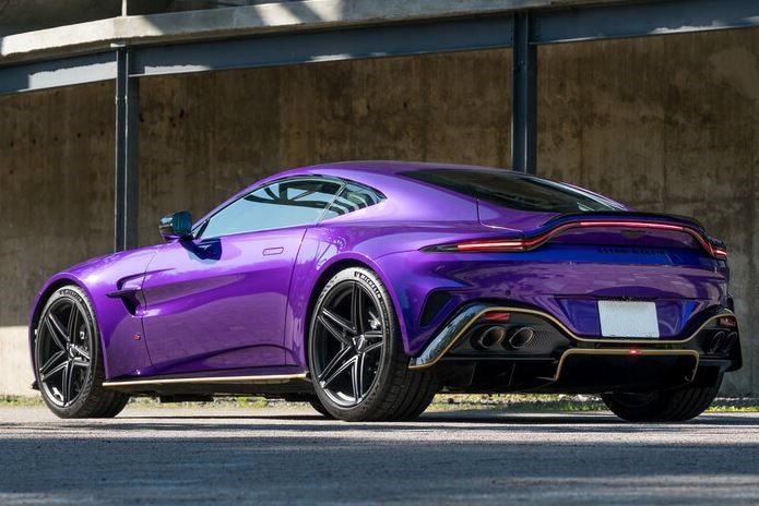 Aston Martin Vantage S 2026 vue arrière trois quarts avec spoiler en carbone