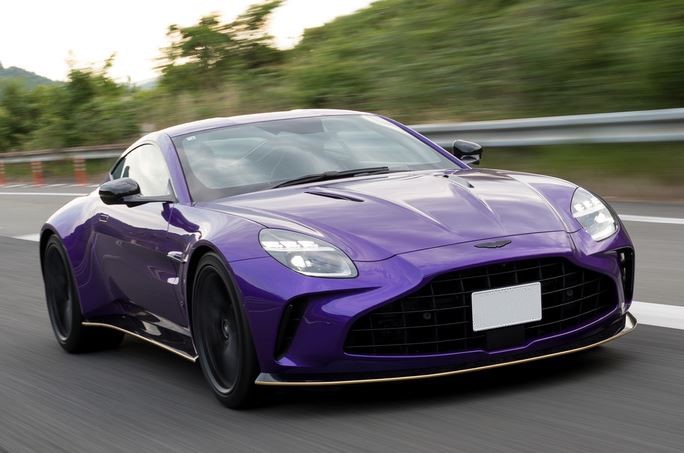 Aston Martin Vantage S 2026 en roulage vue avant trois quarts de couleur violette