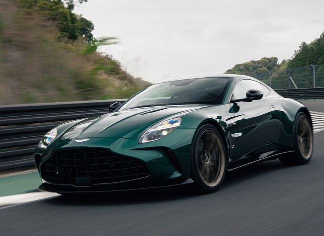 Aston Martin Vantage S 2026 en mouvement avec son V8 biturbo de 680 ch