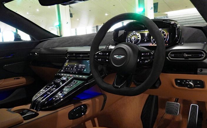 Habitacle de l'Aston Martin Vantage S 2026 avec instrumentation numérique et commandes physiques