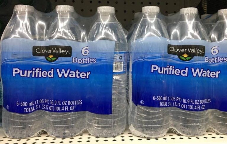 Bouteilles d’eau en plastique, illustration du transport et de la consommation d’eau en bouteille.