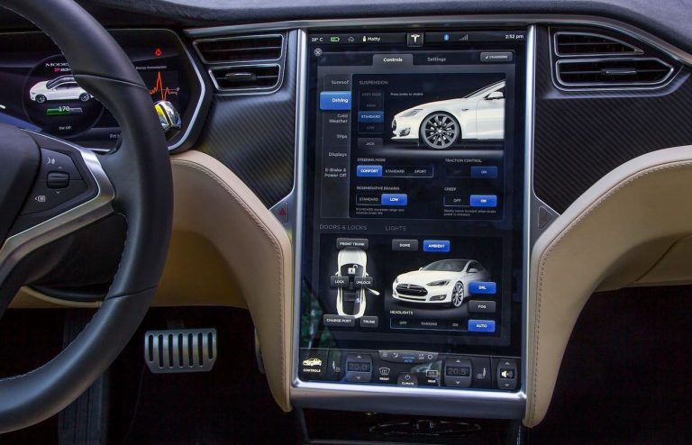 Grand écran tactile central d'une Tesla regroupant de nombreuses commandes de la voiture.