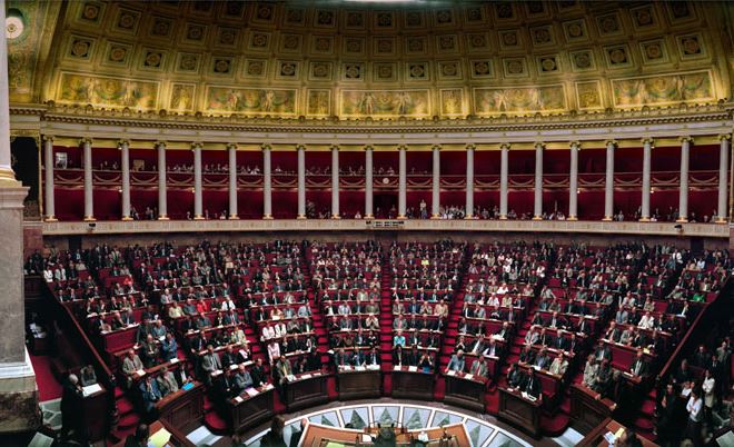 Assemblée nationale en séance, illustration de l'adoption et de l'évaluation des lois en France.