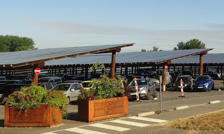 Parking couvert par des ombrières équipées de panneaux solaires photovoltaïques.