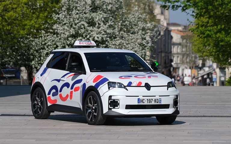 Voiture d’auto-école utilisée pour l’apprentissage et le passage du permis de conduire.