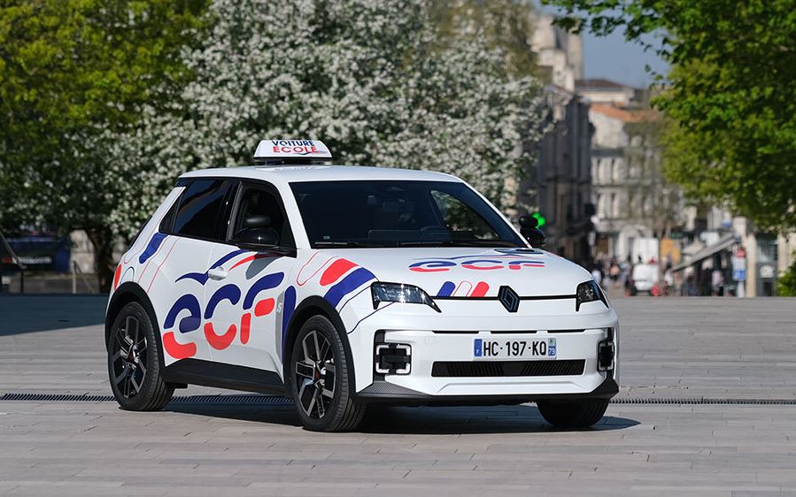 Voiture d’auto-école utilisée pour l’apprentissage et le passage du permis de conduire.