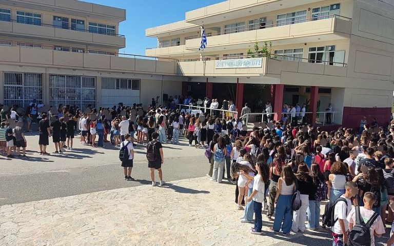 Enfants faisant leur rentrée scolaire en septembre devant leur école.