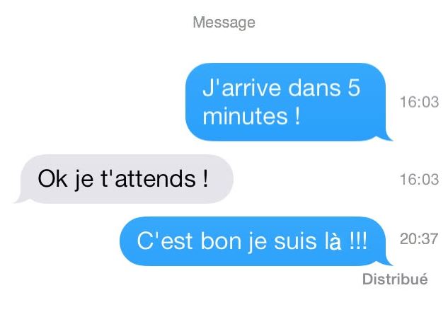 Personne consultant son téléphone en attendant quelqu’un en retard à un rendez-vous.