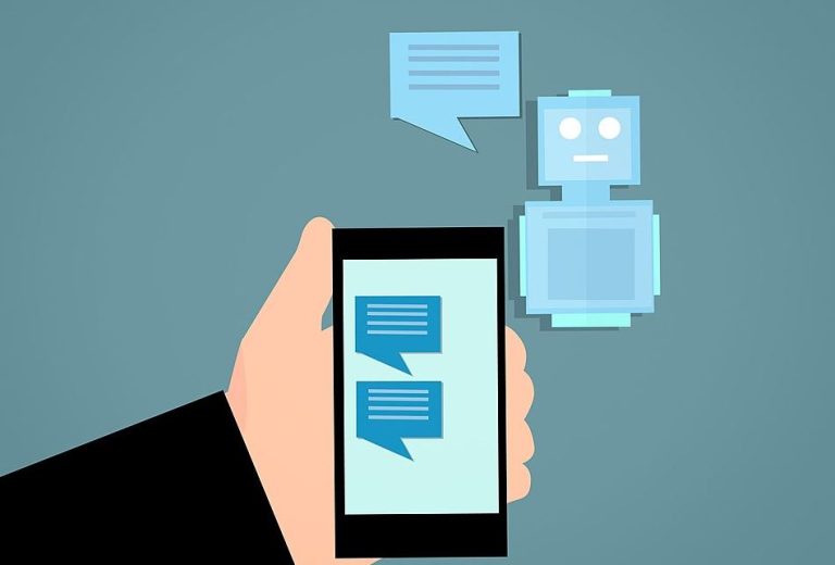 Chatbot de service client répondant automatiquement à un utilisateur sur son smartphone.