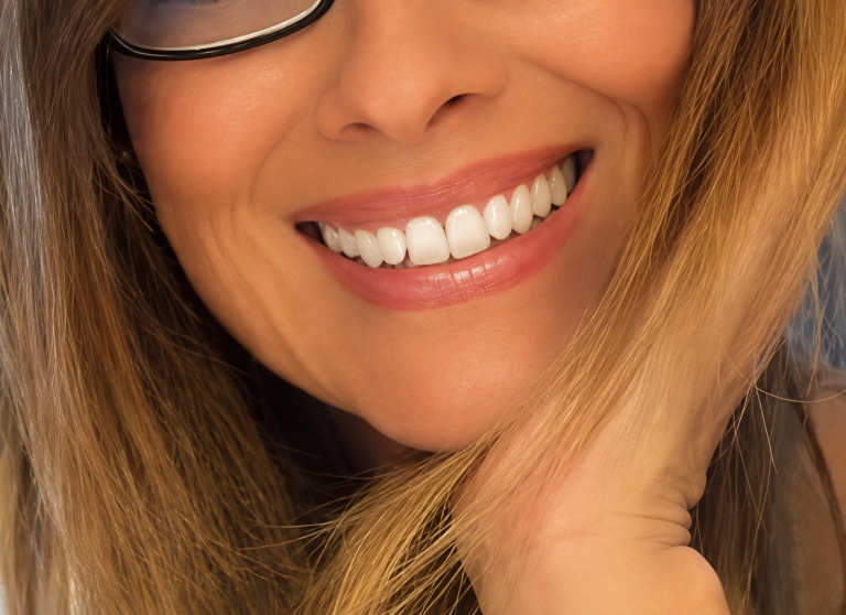 Gros plan sur un sourire lumineux illustrant l'impact d'un simple sourire dans les relations du quotidien.