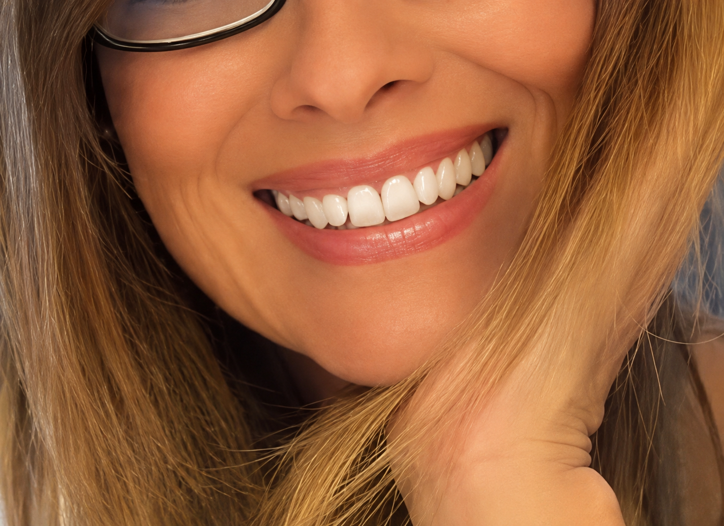 Gros plan sur un sourire lumineux illustrant l'impact d'un simple sourire dans les relations du quotidien.
