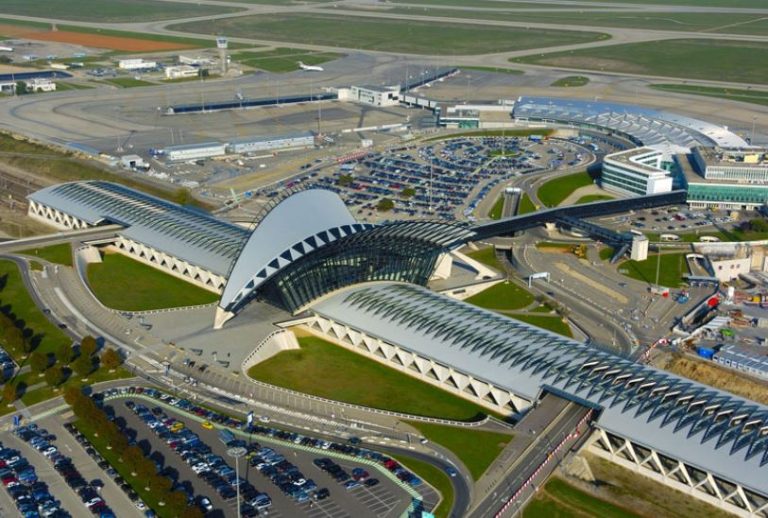 Gare TGV et aéroport Lyon-Saint-Exupéry vus du ciel, illustration du choix entre train et avion.