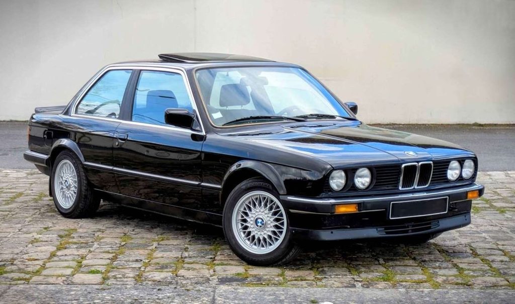 BMW 323i E30 de 1983 vue de trois quarts avant