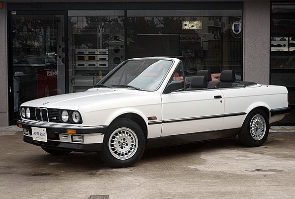 BMW 325i Cabriolet E30 avec capote ouverte