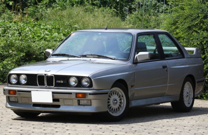 BMW M3 E30  vue de trois quarts avant gauche